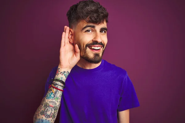 Jovem Com Tatuagem Vestindo Camiseta Sobre Fundo Roxo Isolado Sorrindo — Fotografia de Stock