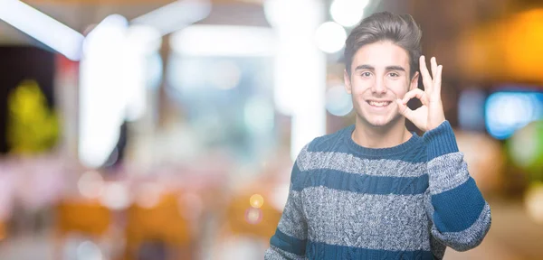 Joven Hombre Guapo Sobre Fondo Aislado Sonriendo Positiva Haciendo Signo —  Fotos de Stock