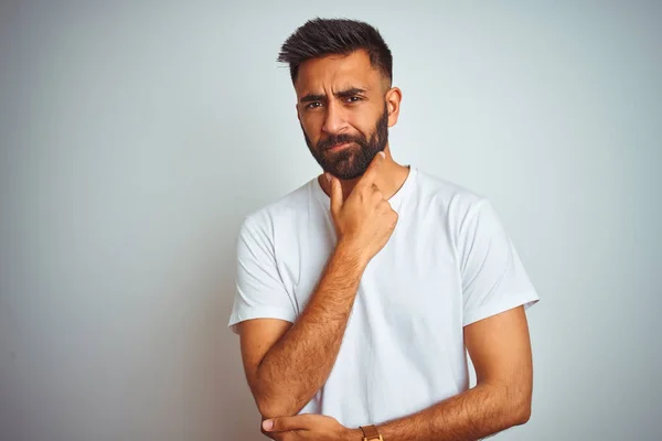 Giovane Indiano Indossa Shirt Piedi Sopra Isolato Sfondo Bianco Guardando — Foto Stock