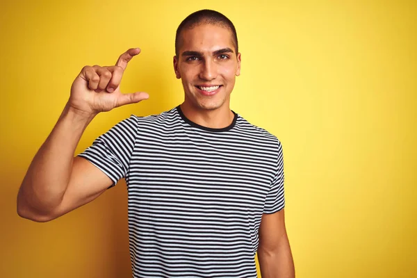 Jonge Knappe Man Draagt Gestreepte Shirt Gele Geïsoleerde Achtergrond Glimlachend — Stockfoto