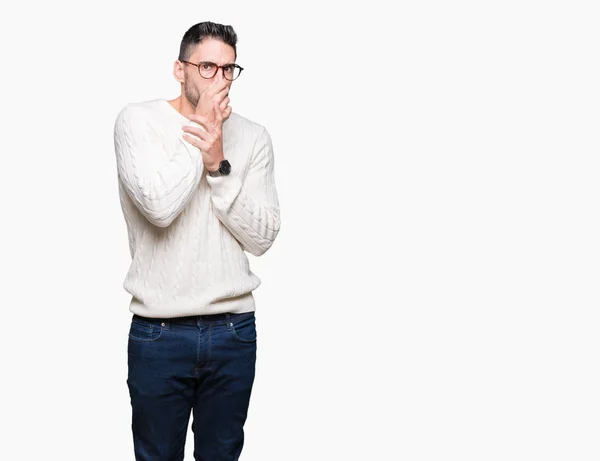 Joven Hombre Guapo Con Gafas Sobre Fondo Aislado Oliendo Algo — Foto de Stock