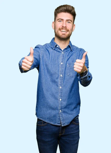 Homem Loiro Bonito Jovem Vestindo Camisa Jeans Casual Aprovando Fazer — Fotografia de Stock