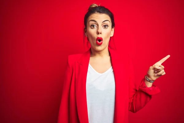 Junge Schöne Geschäftsfrau Steht Über Rotem Isoliertem Hintergrund Überrascht Mit — Stockfoto