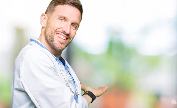 Knappe Dokter Man Dragen Van Medische Uniform Geïsoleerde Achtergrond Uitnodigen — Stockfoto