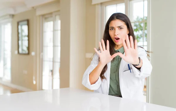 Giovane Donna Che Indossa Cappotto Medico Presso Clinica Come Terapeuta — Foto Stock