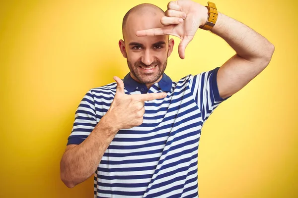 Ung Skallig Man Med Skägg Bär Casual Randig Blå Shirt — Stockfoto