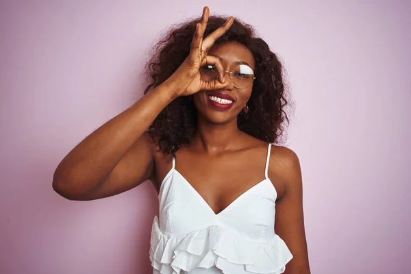 Fiatal Afrikai Amerikai Visel Szemüveget Álló Több Mint Elszigetelt Rózsaszín — Stock Fotó