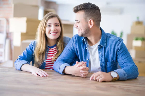 Unga Vackra Par Sitter Bordet Hemma Kramas Kärlek Mycket Glad — Stockfoto