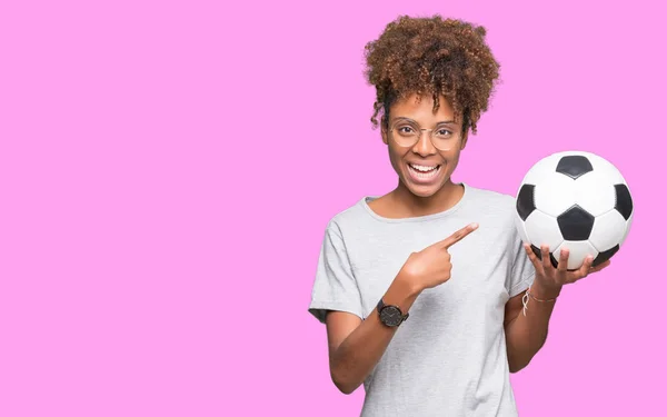 Joven Mujer Afroamericana Sosteniendo Pelota Fútbol Sobre Fondo Aislado Muy —  Fotos de Stock