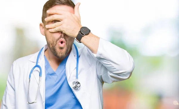 Bello Medico Uomo Indossa Uniforme Medica Sfondo Isolato Sbirciando Shock — Foto Stock