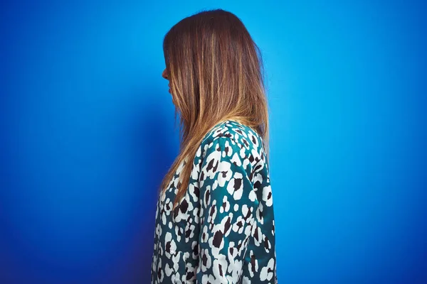 Jovem Mulher Bonita Vestindo Uma Jaqueta Sobre Fundo Isolado Azul — Fotografia de Stock