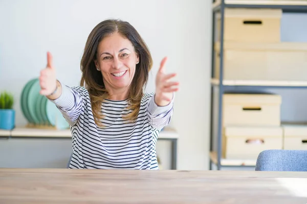 Seniorin Mittleren Alters Die Hause Tisch Sitzt Und Mit Offenen — Stockfoto