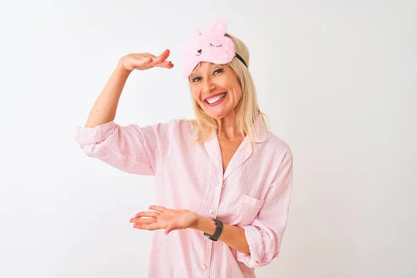 Mujer Mediana Edad Con Máscara Para Dormir Pijama Sobre Fondo — Foto de Stock