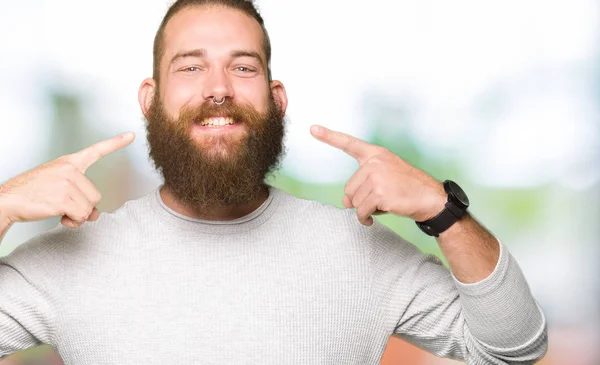 Joven Hombre Rubio Con Suéter Casual Sonriendo Confiado Mostrando Señalando —  Fotos de Stock