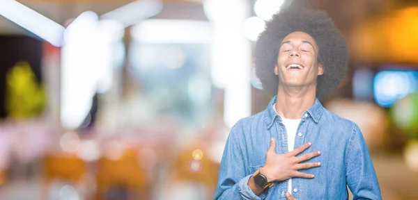 Jovem Afro Americano Com Cabelo Afro Sorrindo Rindo Voz Alta — Fotografia de Stock