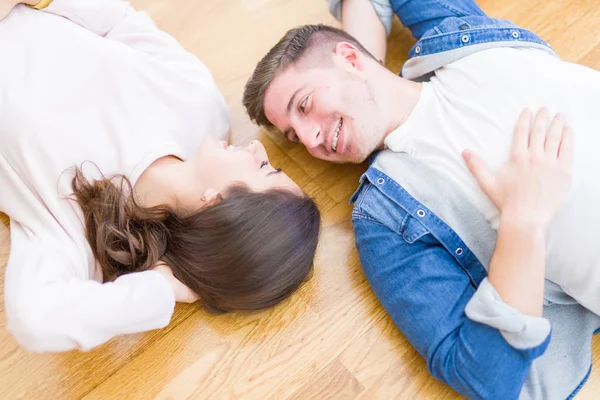 Jovem Casal Bonito Relaxante Deitado Chão Torno Caixas Papelão Casa — Fotografia de Stock