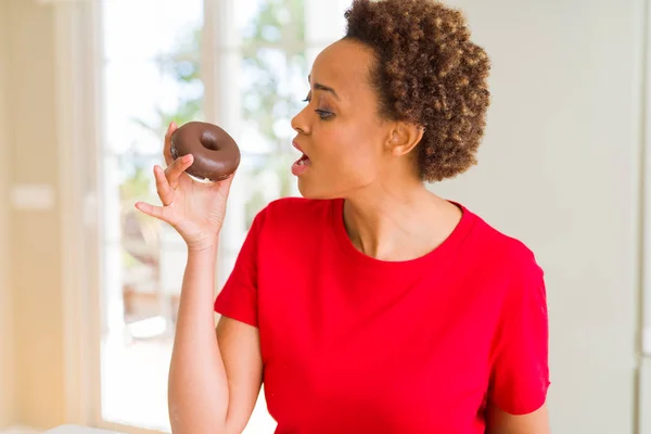 Joven Mujer Afroamericana Comiendo Donut Chocolate Con Una Expresión Segura — Foto de Stock