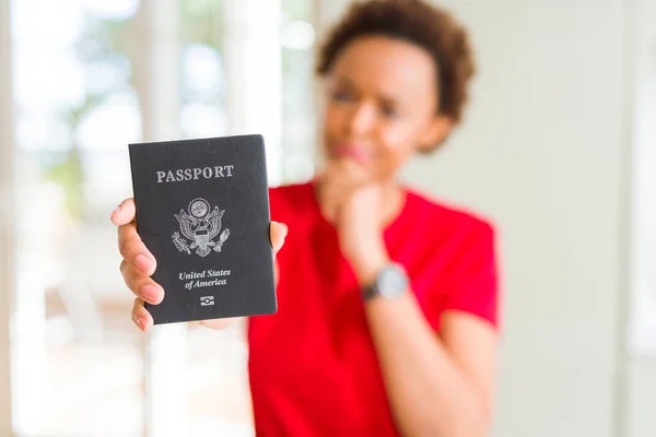 Jovem Afro Americana Segurando Passaporte Dos Estados Unidos Rosto Sério — Fotografia de Stock