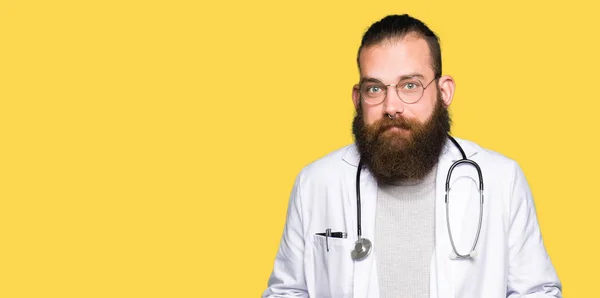 Junger Blonder Arzt Mit Bart Und Medizinischem Mantel Ahnungslos Und — Stockfoto