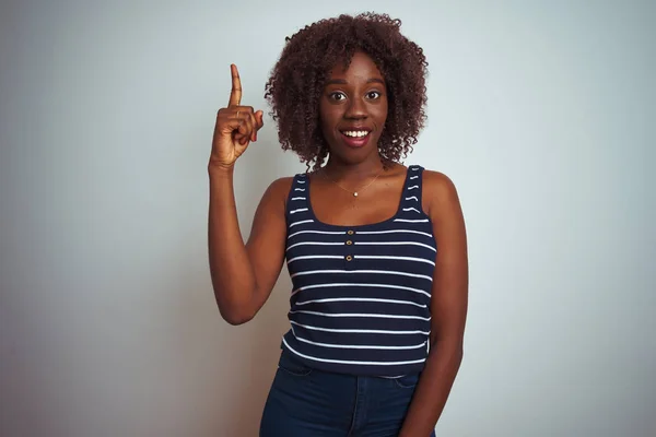 Jonge Afrikaanse Afro Vrouw Dragen Gestreepte Shirt Staande Geïsoleerde Witte — Stockfoto