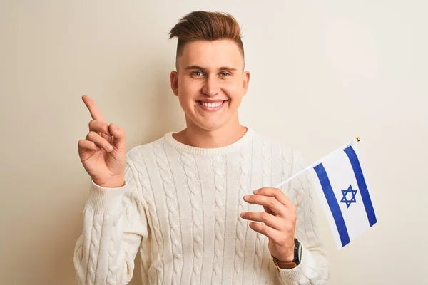 Mladý Pohledný Muž Držící Izraelskou Izraelskou Vlajku Nad Ojedinělé Bílé — Stock fotografie