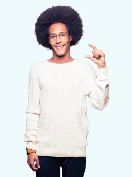 Jonge Afro Amerikaanse Man Met Afro Haar Draagt Een Bril — Stockfoto