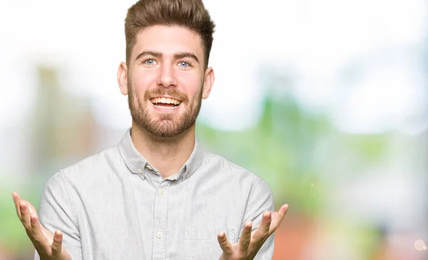 Joven Hombre Guapo Con Camisa Casual Celebrando Loco Sorprendido Por — Foto de Stock