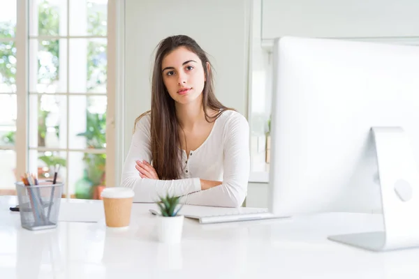 Belle Jeune Femme Travaillant Aide Ordinateur Avec Une Expression Sérieuse — Photo