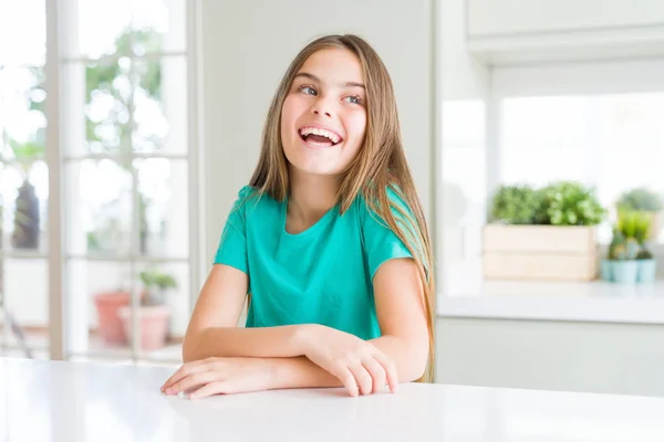 Schönes Junges Mädchen Grünem Shirt Das Mit Einem Lächeln Gesicht — Stockfoto