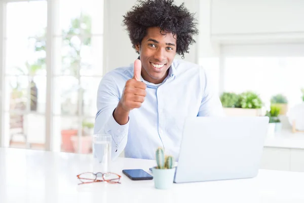 Afro Amerikaanse Zakenman Werken Met Behulp Van Laptop Blij Met — Stockfoto