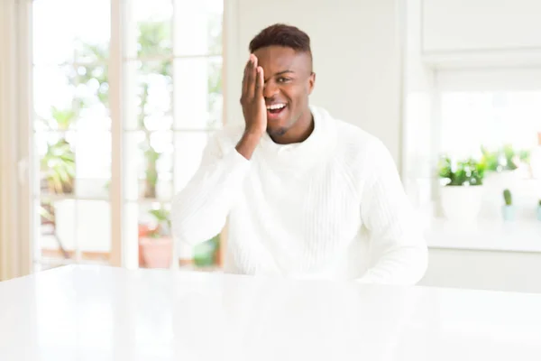 Knappe Afro Amerikaanse Man Witte Tafel Bedekt Één Oog Met — Stockfoto