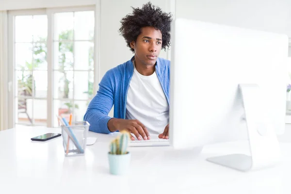 African American Man Werken Met Behulp Van Computer Met Een — Stockfoto