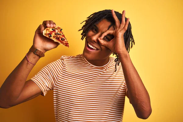 Afroamerikanischer Mann Mit Dreadlocks Der Ein Stück Pizza Über Gelbem — Stockfoto