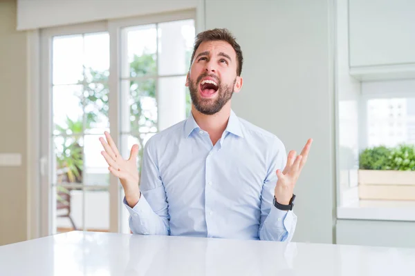 Bonito Homem Negócios Louco Louco Gritando Gritando Com Expressão Agressiva — Fotografia de Stock