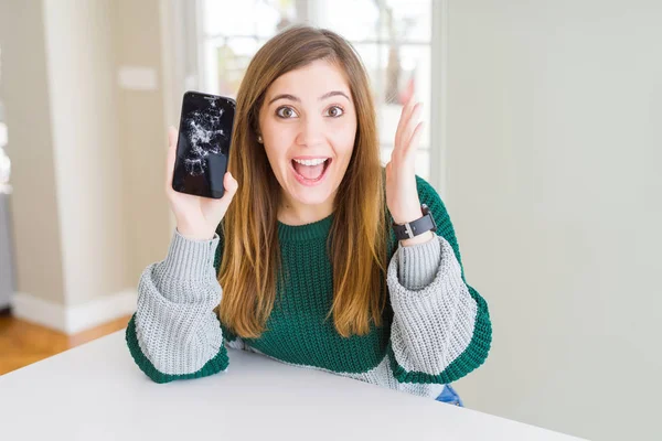 Mulher Bonita Segurando Smartphone Quebrado Muito Feliz Animado Expressão Vencedora — Fotografia de Stock
