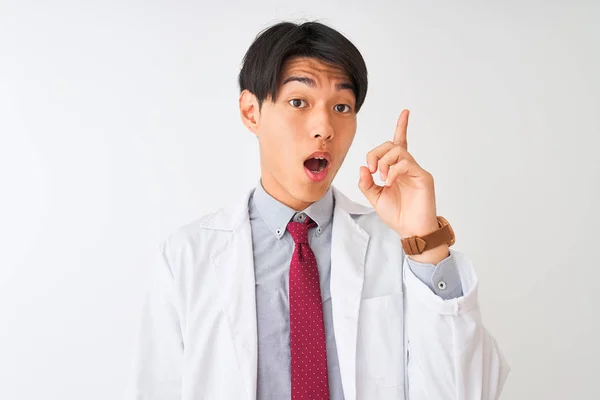 Ein Chinesischer Wissenschaftler Mit Krawatte Und Mantel Steht Vor Isoliertem — Stockfoto
