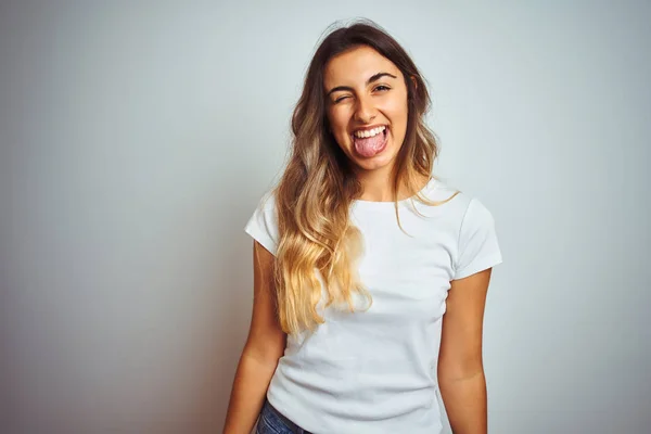 Jovem Mulher Bonita Vestindo Casual Shirt Branca Sobre Fundo Isolado — Fotografia de Stock