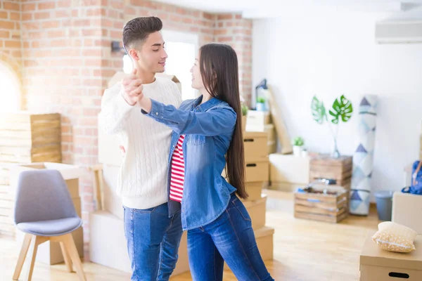 Unga Asiatiska Paret Dansar Och Leende Firar Flyttar Till Ett — Stockfoto