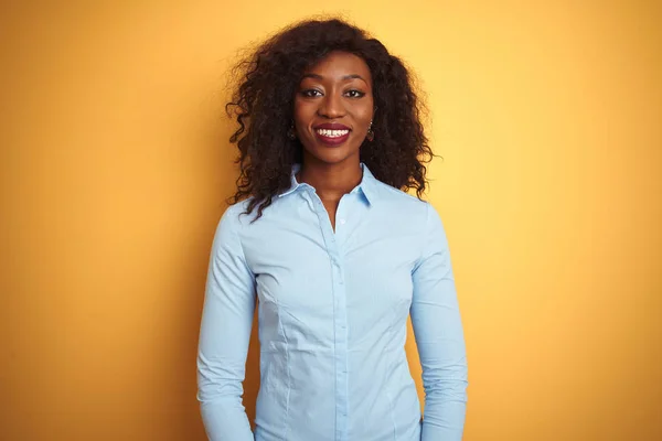 African American Zakenvrouw Dragen Elegante Shirt Geïsoleerde Gele Achtergrond Met — Stockfoto