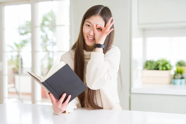 Mooie Aziatische Vrouw Het Lezen Van Een Boek Met Happy — Stockfoto