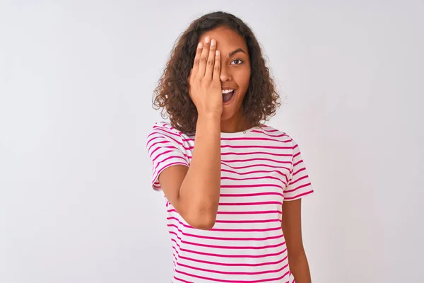 Mujer Brasileña Joven Con Camiseta Rayas Rosa Pie Sobre Fondo — Foto de Stock