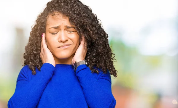 Joven Hermosa Mujer Con Pelo Rizado Usando Suéter Invierno Cubriendo — Foto de Stock