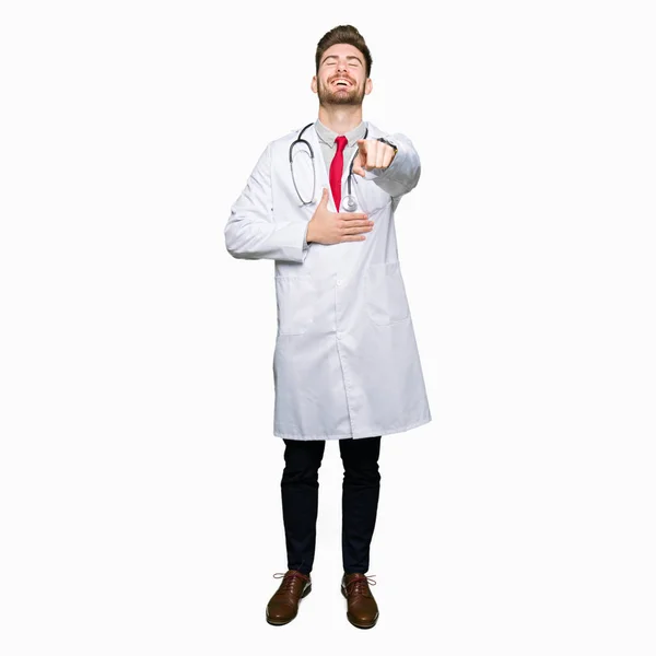 Молодий Красивий Лікар Чоловік Медичному Пальто Сміється Вказуючи Камеру Пальцем — стокове фото