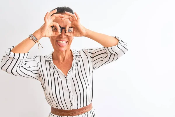 Empresaria Mediana Edad Que Usa Vestido Rayas Gafas Sobre Fondo — Foto de Stock