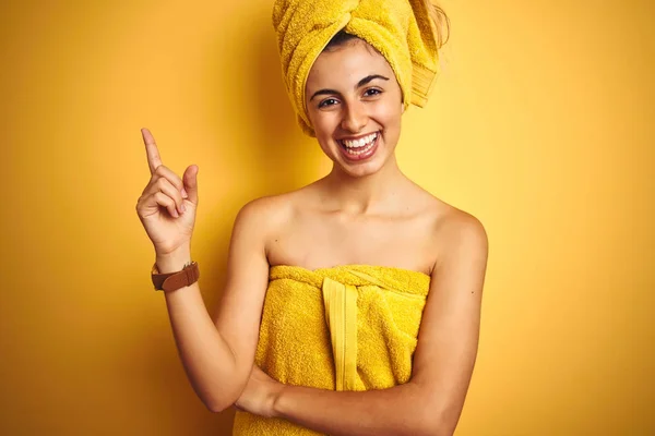 Giovane Bella Donna Che Indossa Asciugamano Doccia Dopo Bagno Sfondo — Foto Stock