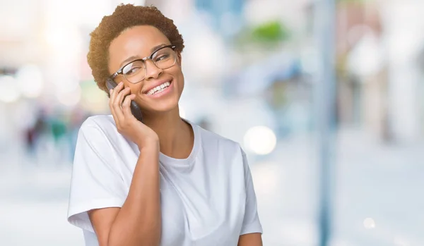 Joven Mujer Afroamericana Hablando Por Teléfono Sobre Fondo Aislado Con — Foto de Stock