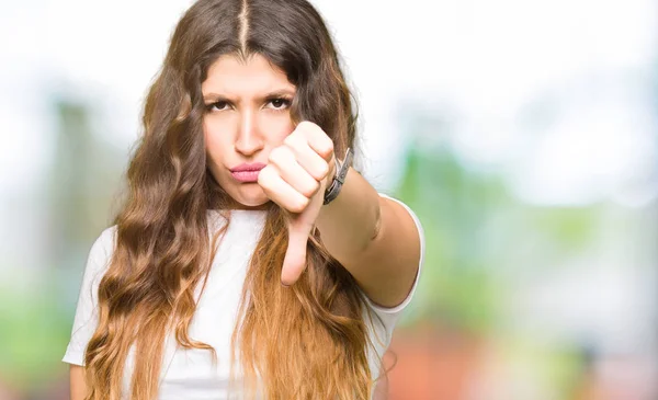 Ung Vacker Kvinna Klädd Casual Vit Shirt Ser Olycklig Och — Stockfoto