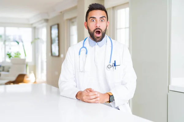 Schöner Hispanischer Arzt Trägt Stethoskop Der Klinik Angst Und Schockiert — Stockfoto