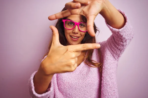Молодая Красивая Женщина Модных Очках Стоя Розовом Изолированном Фоне Улыбается — стоковое фото