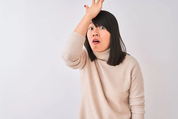 Jovem Mulher Chinesa Bonita Vestindo Camisola Gola Alta Sobre Fundo — Fotografia de Stock